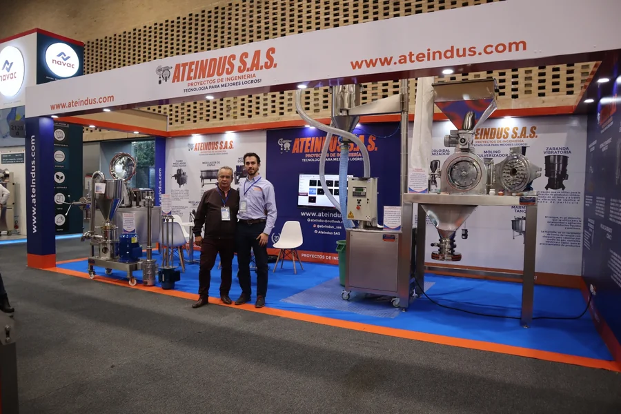 El equipo de Ateindus en su estand de feria, junto a sus equipos de acero inoxidable
